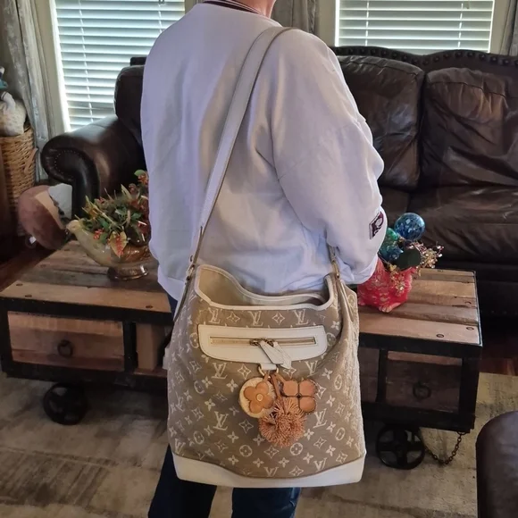 Louis VuittonLimited Edition BlancMonogram Sabbia Besace Bag. Serialcode FO4170. - Picture 7 of 16